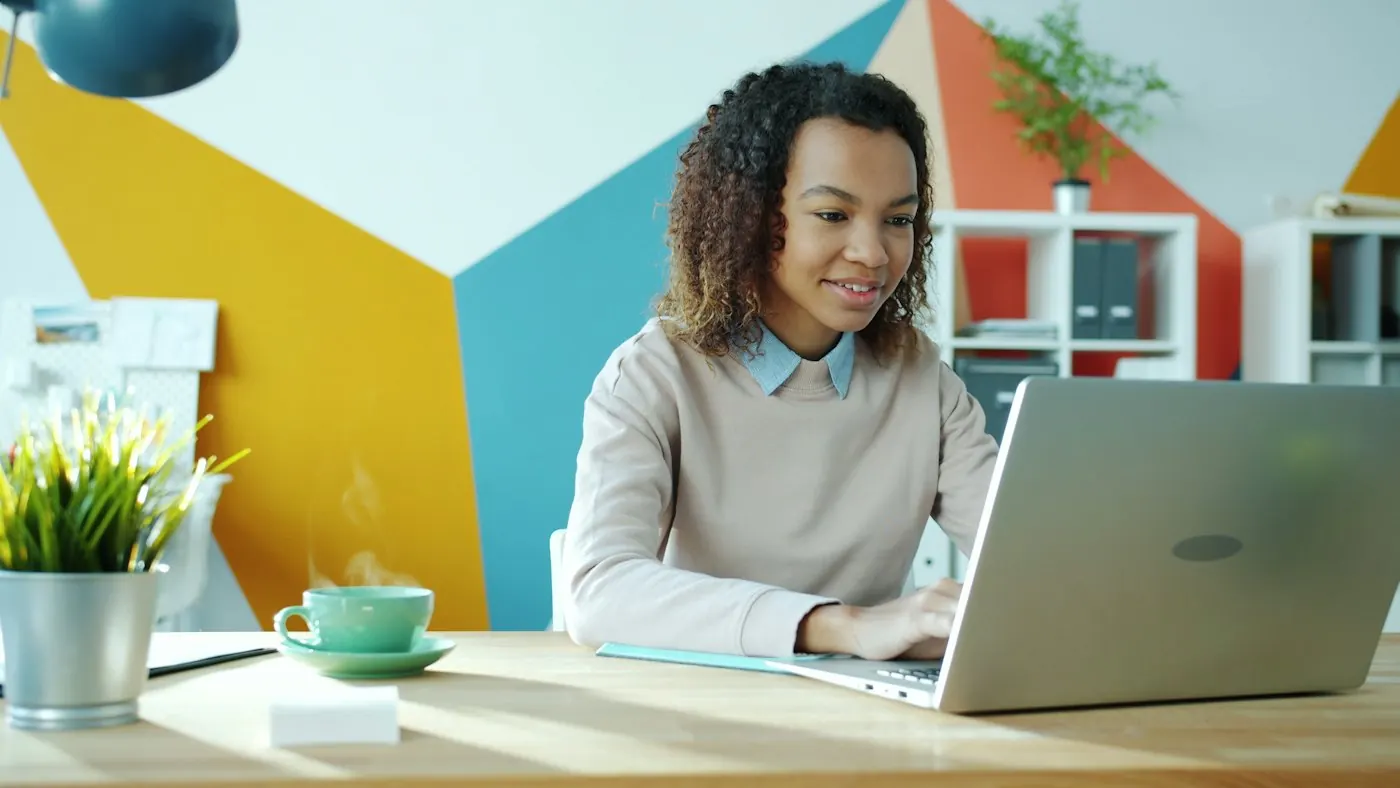 A paralegal at her desk scheduling a notarization on her laptop